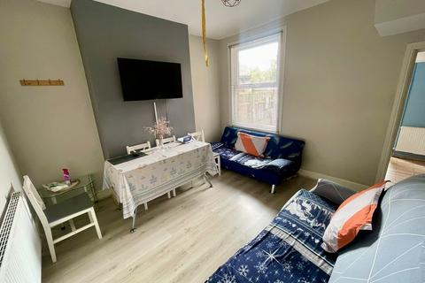 3 bedroom terraced house to rent, Tavistock Street, HULL