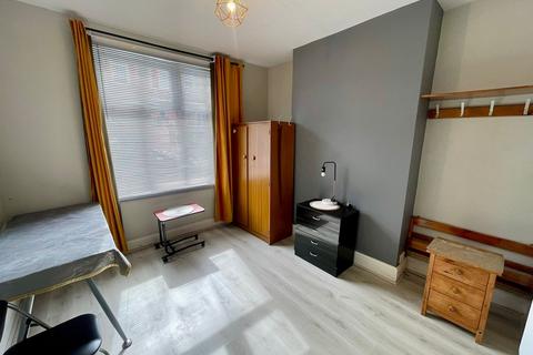 3 bedroom terraced house to rent, Tavistock Street, HULL