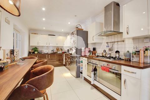4 bedroom semi-detached house to rent, Langley SL3