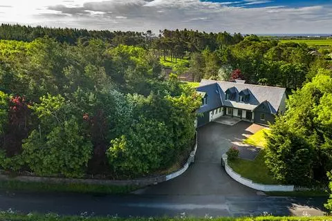 6 bedroom detached house for sale