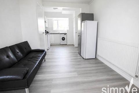 6 bedroom house of multiple occupation to rent, Abbotts Close, Uxbridge , Middlesex