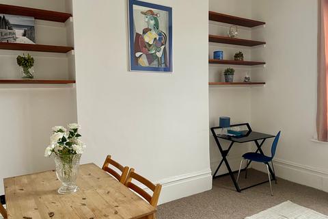 1 bedroom flat for sale, Devonport Road, London