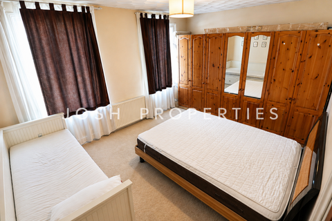 3 bedroom terraced house to rent, St. Olaves Road, London E6