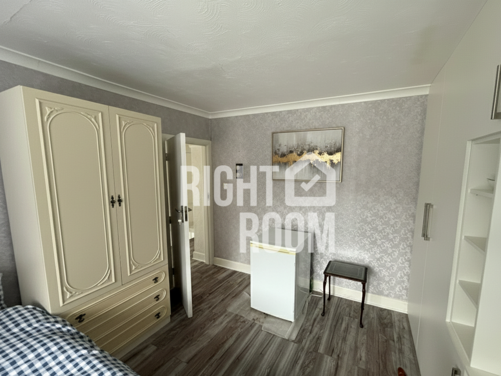 House in Southampton, Hollybrook - More