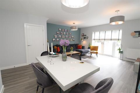 4 bedroom semi-detached house for sale, Holmesley Road, Borehamwood