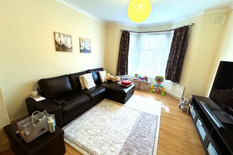 3 bedroom terraced house to rent, Lambourne Road, Ilford IG3