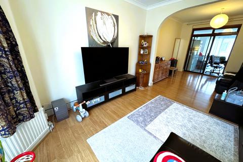 3 bedroom terraced house to rent, Lambourne Road, Ilford IG3