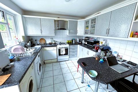 3 bedroom terraced house to rent, Lambourne Road, Ilford IG3