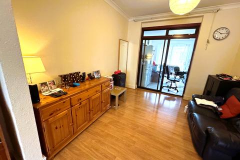 3 bedroom terraced house to rent, Lambourne Road, Ilford IG3