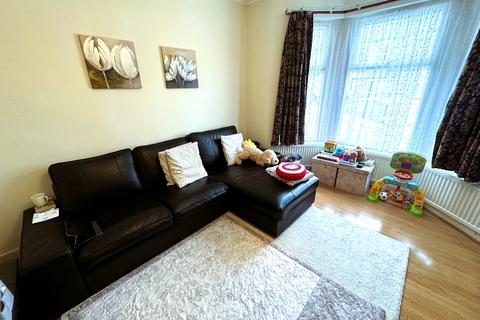 3 bedroom terraced house to rent, Lambourne Road, Ilford IG3