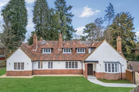 5 bed detached house for rent in Birch Avenue, Fleet, GU51