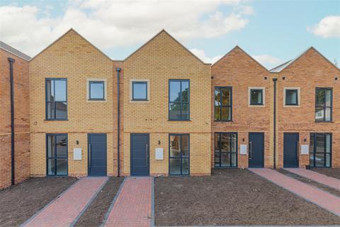 3 bedroom terraced house for sale, North Drive, Hounslow TW3