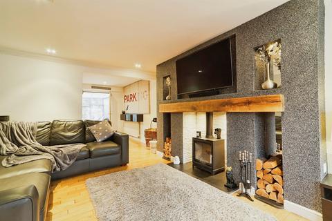3 bedroom semi-detached house for sale, South View Crescent, Yeadon, Leeds