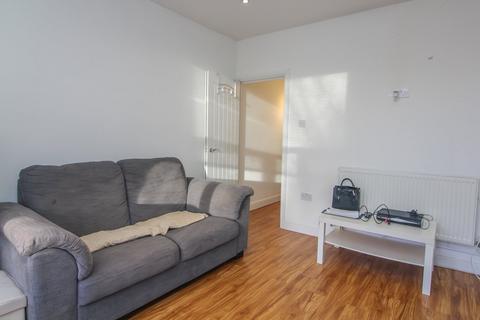 Studio to rent, Connaught Road, Cardiff CF24