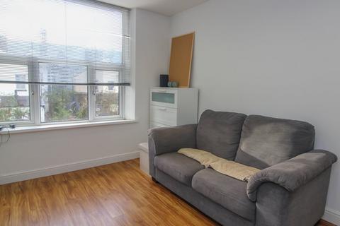 Studio to rent, Connaught Road, Cardiff CF24