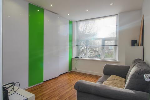 Studio to rent, Connaught Road, Cardiff CF24