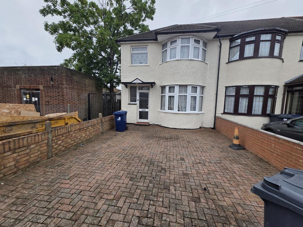 3 bedroom end of terrace house to rent