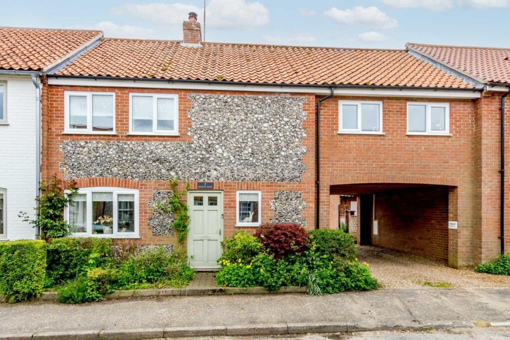 4 bedroom semi-detached house to rent