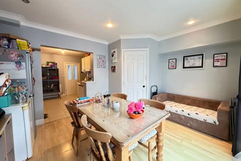 3 bedroom terraced house for sale, Cranford Avenue, Staines-upon-Thames TW19