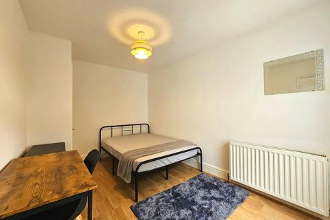 4 bedroom property to rent, Great Western Road, Gloucester, GL1