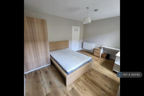 4 bedroom terraced house to rent, Henshaw Street, London, SE17