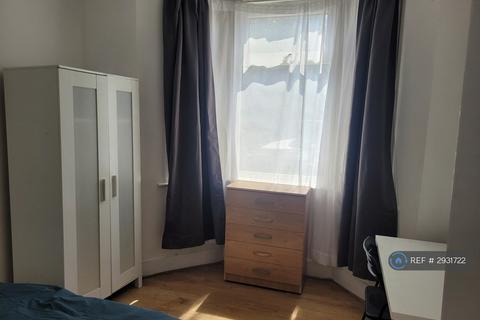 1 bedroom in a house share to rent, Napier Road, London, E11
