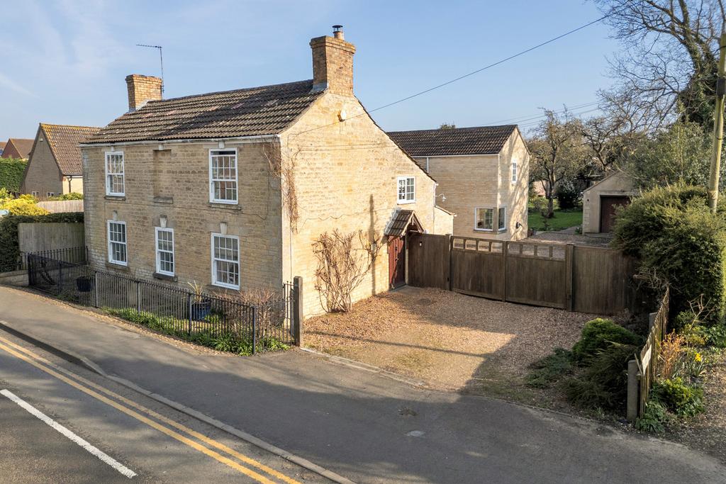5 bedroom detached house to rent