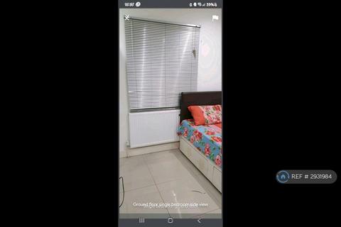 1 bedroom in a house share to rent, The Crossways, Hounslow, TW5