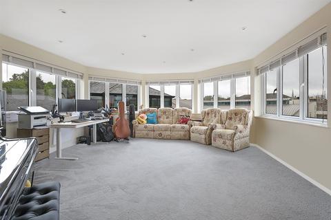 2 bedroom apartment for sale, Defoe Court, Reigate Road, Dorking, Surrey, RH4
