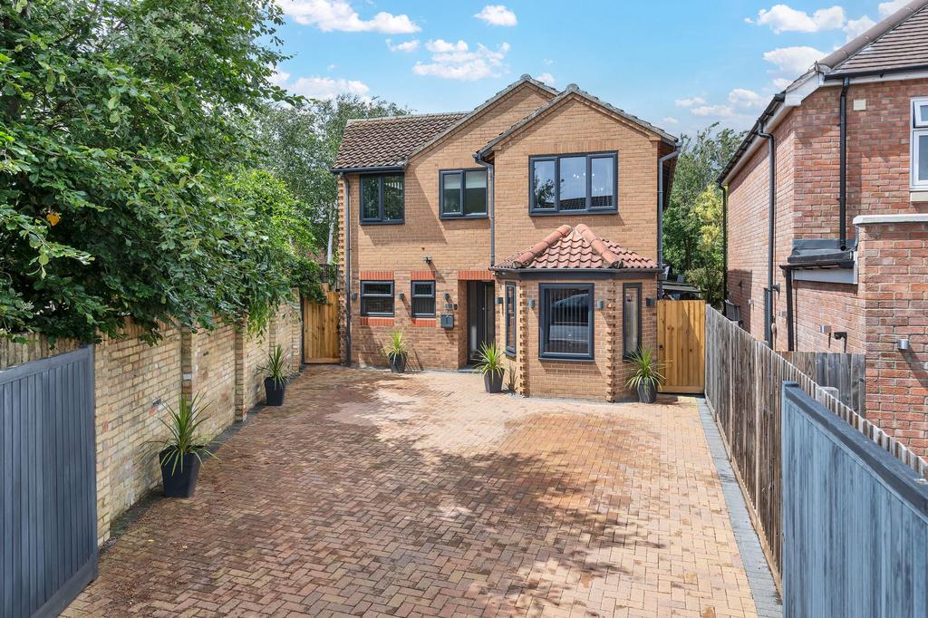 4 bedroom detached house for sale