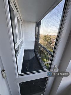 2 bedroom flat to rent, Haynes Park Court, Hornchurch, RM11