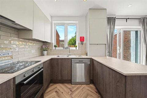 4 bedroom terraced house to rent, Sevenoaks Road, London, SE4
