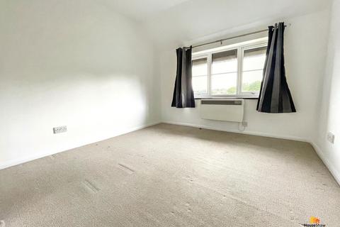 2 bedroom flat to rent, Cameron Road, Chesham, HP5