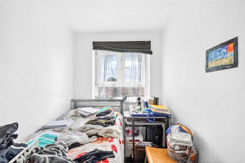 3 bedroom flat for sale, Warrior Square, London