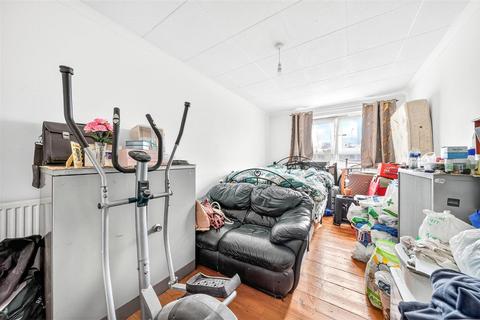 3 bedroom flat for sale, Warrior Square, London