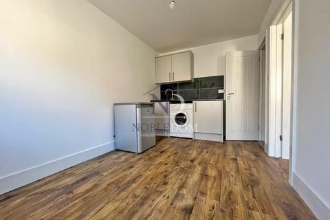 Studio to rent, Diamond Road, SL1