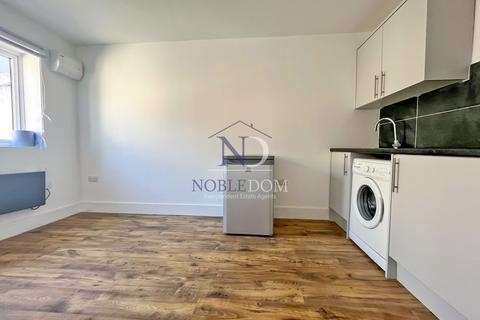 Studio to rent, Diamond Road, SL1
