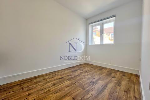 Studio to rent, Diamond Road, SL1