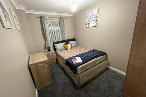 1 bedroom in a house share to rent, Dudley Road, Southall, UB2 5AS