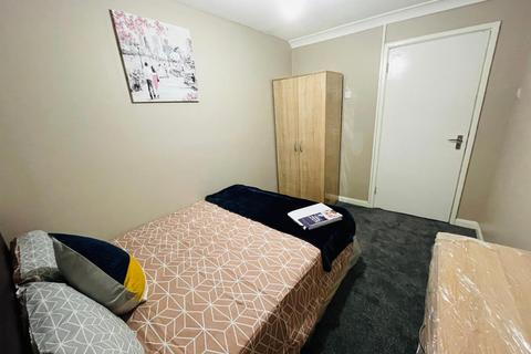 1 bedroom in a house share to rent, Dudley Road, Southall, UB2 5AS