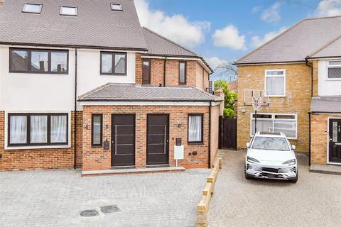3 bedroom end of terrace house for sale, Freshwell Avenue, Romford RM6