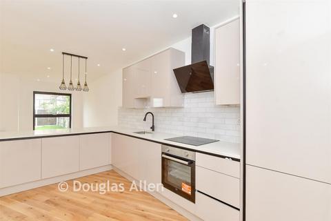 3 bedroom end of terrace house for sale, Freshwell Avenue, Romford RM6