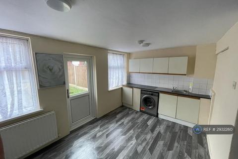 4 bedroom terraced house to rent, Lonsdale Avenue, London, E6