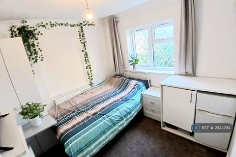 1 bedroom in a house share to rent, High St, Slough, SL3