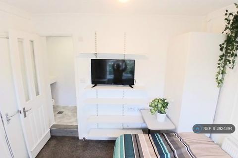 1 bedroom in a house share to rent, High St, Slough, SL3