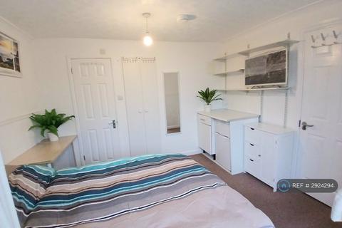 1 bedroom in a house share to rent, High St, Slough, SL3