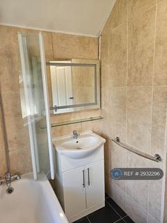3 bedroom semi-detached house to rent, Ivy Crescent, Slough, SL1
