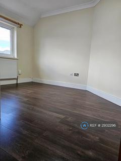 3 bedroom semi-detached house to rent, Ivy Crescent, Slough, SL1
