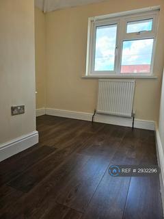 3 bedroom semi-detached house to rent, Ivy Crescent, Slough, SL1