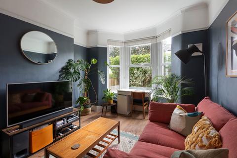 2 bedroom maisonette for sale, Twickenham Road, London E11